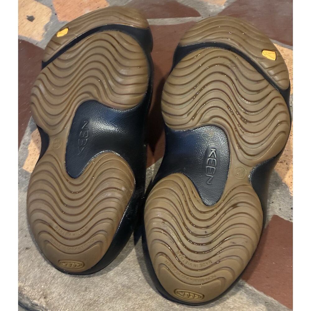 KEEN Yogui Arts Slip-On Clog Graphite Black Mule Sandal Men's Size 7 Women 9 - Picture 6 of 6